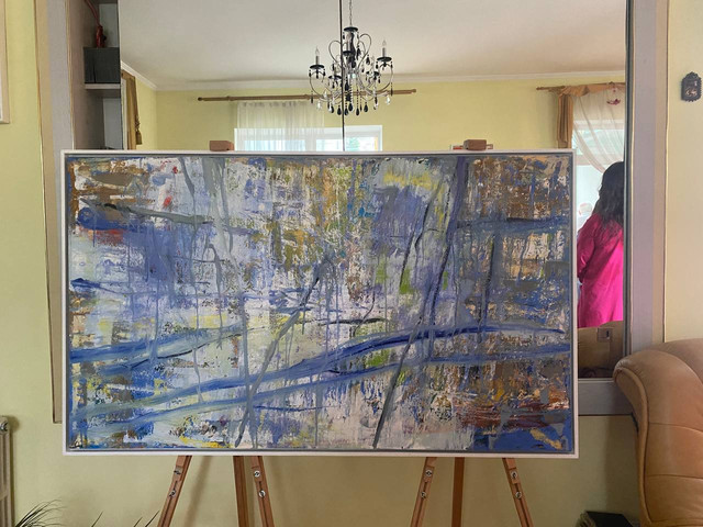 FOTO | Expoziția de pictură „Armonii cromatice ”, semnată de artista Florina Breazu, a fost vernisată la Salonul lui Eugen Doga din locuința sa din Chișinău