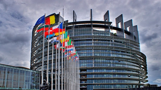 Eurodeputații susțin accelerarea livrărilor de arme către Ucraina și consolidarea stocurilor UE