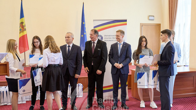 GALERIE FOTO | DRRM a premiat olimpicii din R. Moldova de la disciplinele Limba și literatura română și Istoria românilor și universală