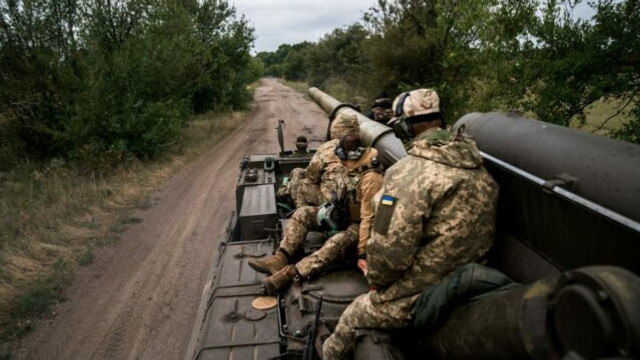 Trupele ucrainene au spart prima linie de apărare a rușilor, care se retrag prin propriile câmpuri minate