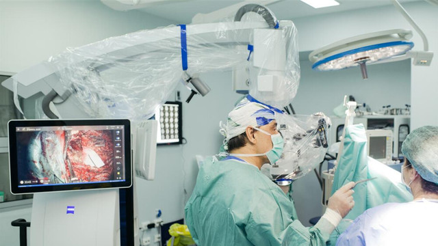 O echipă internațională de neurochirurgi luptă pentru a salva viața unui pacient din Chișinău, diagnosticat cu o tumoare cerebrală