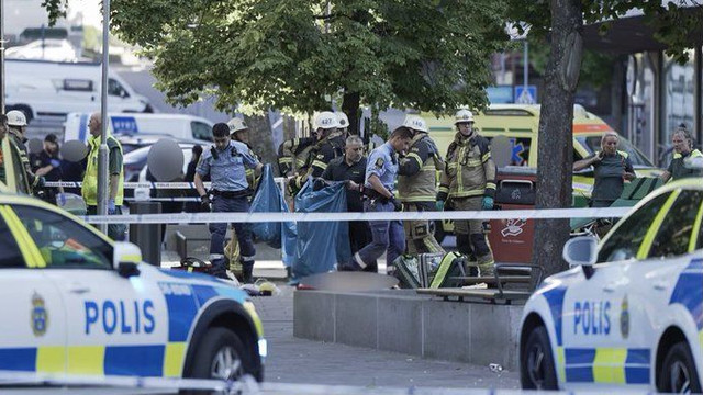 Atac armat în plină zi la Stockholm. Un adolescent a fost ucis și trei persoane rănite