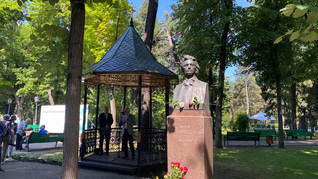 La 134 de ani trecerea în eternitate, poetul Mihai Eminescu au fost comemorat la bustul de pe Aleea Clasicilor din Chișinău