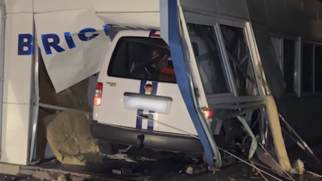 Un șofer a intrat cu viteză în clădirea postului vamal Briceni / VIDEO