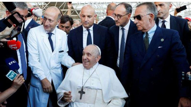 Papa Francisc a fost externat, la nouă zile după intervenția chirugicală
