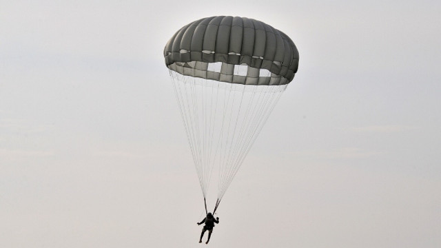 Un grup de militari ai Armatei Naționale au obținut insigna și brevetul de parașutist
