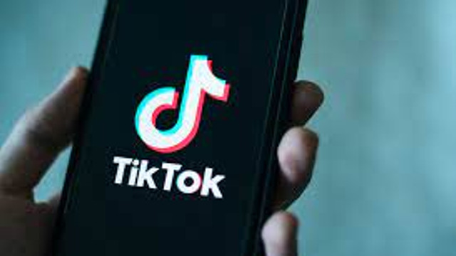 TikTok ar trebui să fie interzis în România, avertismentul SRI: „Datele ajung pe servere din China, pot să activeze microfonul, camera”