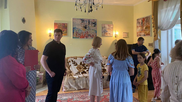 FOTO | Expoziția de pictură „Armonii cromatice ”, semnată de artista Florina Breazu, a fost vernisată la Salonul lui Eugen Doga din locuința sa din Chișinău