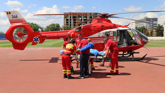 Un bărbat din Cahul a fost adus cu elicopterul SMURD Galați la Chișinău după un accident rutier