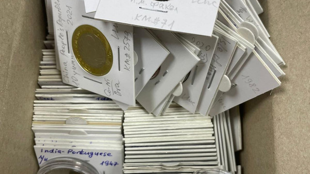 Un bărbat a ascuns în valiză 250 de monede comemorative și intenționa să le introducă ilicit în Republica Moldova / VIDEO