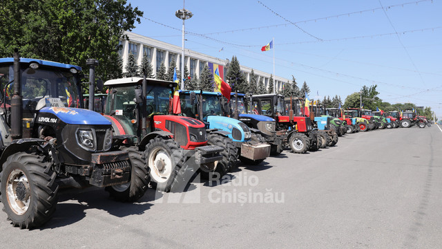 Fermierii continuă să protesteze în fața Guvernului. Ministrul Agriculturii a promis că în după-amiaza zilei de 27 iunie va aduce clarificări referitoare la compensații