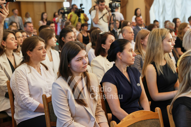 FOTO | Absolvenții cu nota 10 la examenul de Bacalaureat au fost premiați. Maia Sandu: Noi contăm pe voi. Cu astfel de copii, Republica Moldova are un viitor”