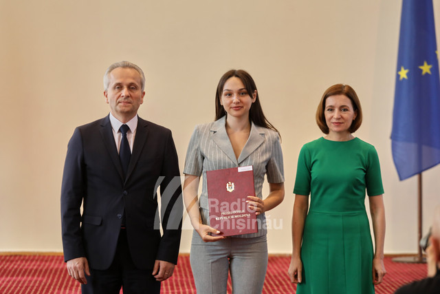 FOTO | Absolvenții cu nota 10 la examenul de Bacalaureat au fost premiați. Maia Sandu: Noi contăm pe voi. Cu astfel de copii, Republica Moldova are un viitor”