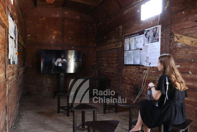 FOTO | Expoziția „Basarabeni în Gulag”. În două vagoane vechi plasate în PMAN, crimele regimului comunist sunt prezentate publicului
