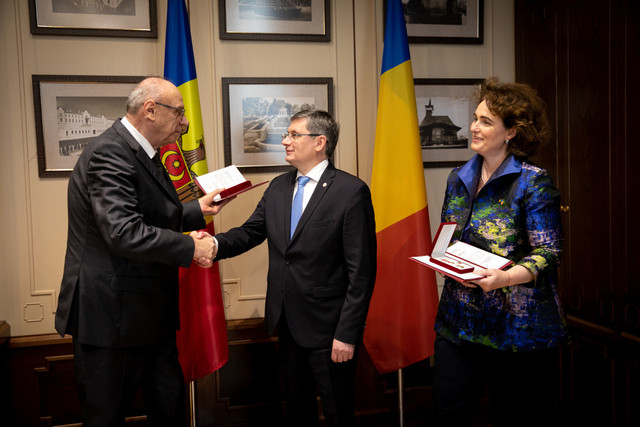 FOTO/ În ajunul Zilei Constituției, Igor Grosu a oferit Distincții unor personalități din România, în semn de recunoștință pentru contribuția semnificativă la dezvoltarea relațiilor de prietenie și cooperare cu R. Moldova