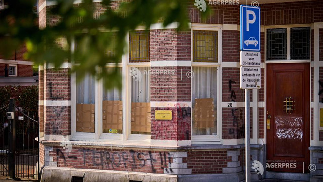 Incident la ambasada Belarusului din Olanda: Geamuri sparte și graffiti pe fațada clădirii
