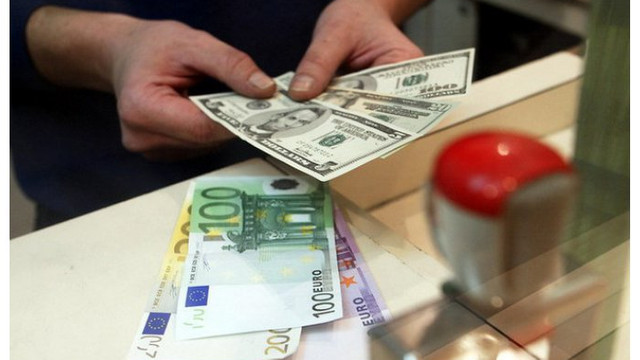 Moneda unică europeană se ieftinește la început de săptămână