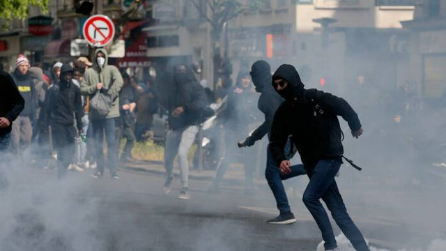 Cum vede presa europeană revoltele din Franța: Violențele sunt expresia unei mânii care mocnea de mult timp / „O intifadă a tinerilor cu cagule, nihiliști și sterili”