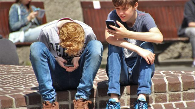 Elevii din Țările de Jos nu vor mai avea voie cu telefoane, ceasuri inteligente și tablete în sălile de cursuri pentru a nu le fi distrasă atenția