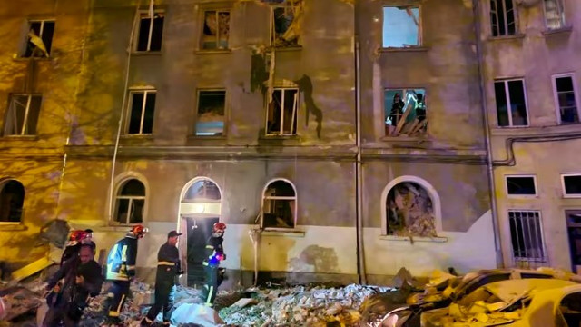 Cel puțin 4 oameni au murit și 9 au fost răniți după ce rachete rusești au lovit un bloc de locuințe din Liov / VIDEO