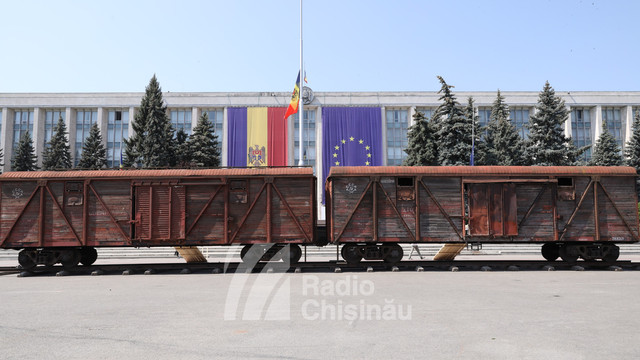 FOTO | Expoziția „Basarabeni în Gulag”. În două vagoane vechi plasate în PMAN, crimele regimului comunist sunt prezentate publicului