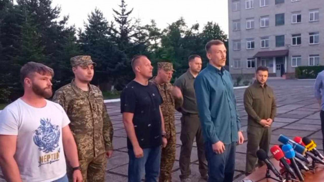 VIDEO | Volodimir Zelenski s-a întors de la Ankara cu cinci comandanți capturați la uzina Azovstal din Mariupol. Rusia se arată trădată de Turcia