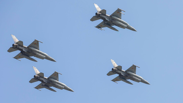 “Fortăreața Vilnius”: Securitatea summitului NATO, asigurată și de Forțele Aeriene Române prin patru avioane F-16 și 100 de militari în cadrul misiunii de poliție aeriană