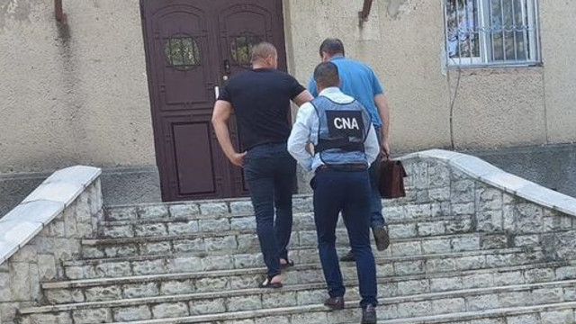 Doi polițiști din Ceadîr-Lunga și un intermediar au fost reținuți de CNA și procurori într-un dosar de corupere pasivă 