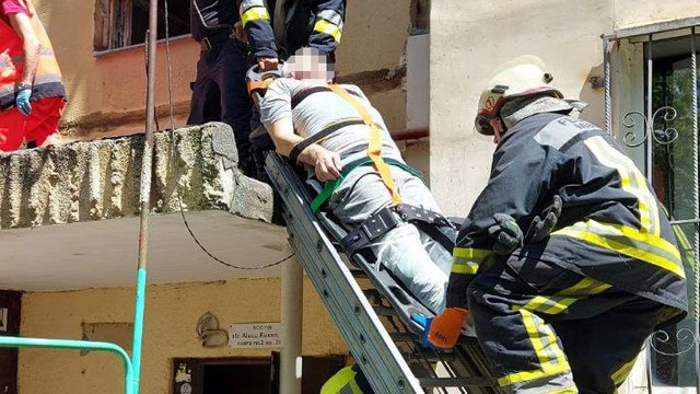 Un bărbat a căzut de la etajul șase a unui bloc de locuit din capitală