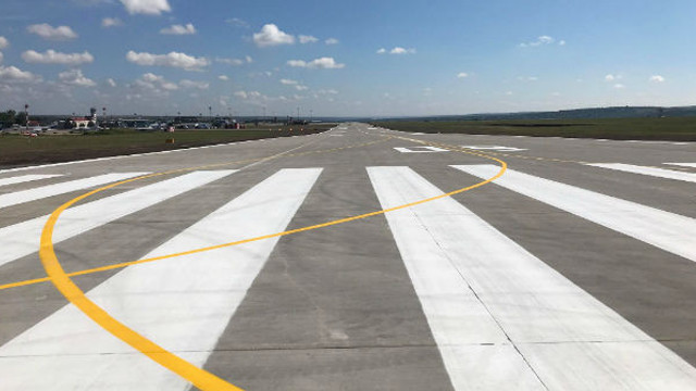 Pista principală a Aeroportului Internațional Chișinău a intrat în reparație. Cât vor dura lucrările 