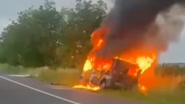 VIDEO.  O mașină de serviciu a Poliției de Frontieră a luat foc în raza localității Bulboaca