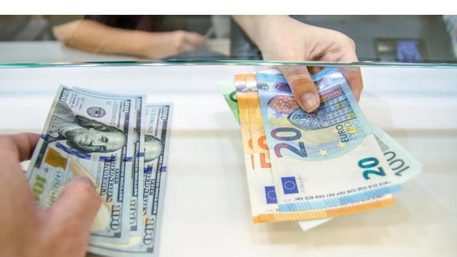 Euro se scumpește, iar dolarul se ieftinește