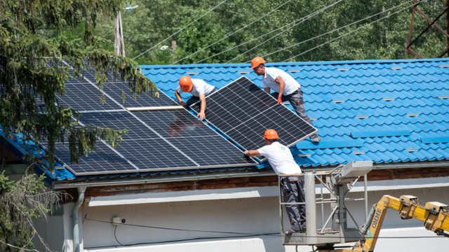 AEE îndeamnă consumatorii casnici, care doresc să-și instaleze sisteme fotovoltaice să dimensioneze corect puterea acestora