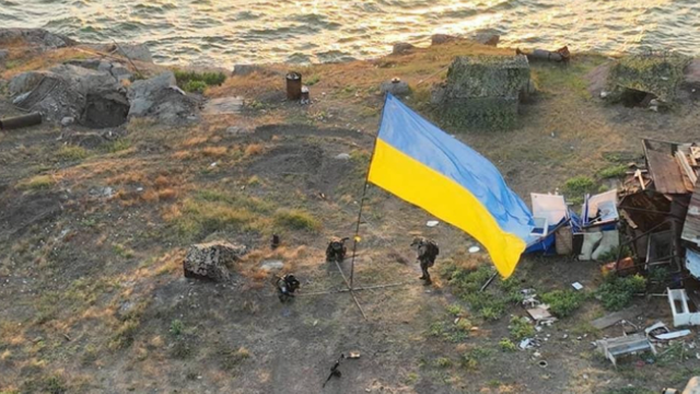 După mult timp Rusia a lovit masiv din nou Insula Șerpilor vizând puncte militare ucrainene. Ucraina susține că „insula este goală”