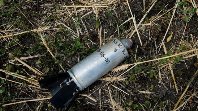 „Este o armă foarte puternică”. Controversatele muniții cu dispersie au ajuns în Ucraina, afirmă un comandant