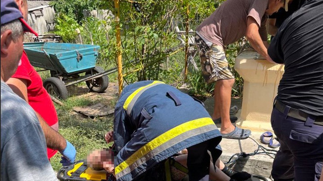 Soroca: Bătrână de 87 de ani, salvată de angajații IGSU după ce a căzut într-o fântână adâncă de 8 metri