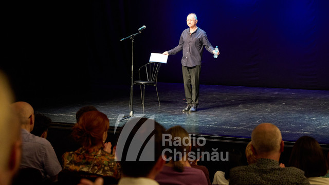 GALERIE FOTO | Actorul român Horațiu Mălăele, de neegalat pe scena Teatrului Satiricus din Chișinău, într-un spectacol plin de umor și sinceritate