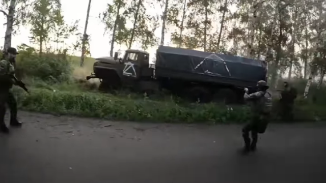 VIDEO | Rușii, prinși în ambuscadă pe teritoriul propriu. Cecenii care luptă alături de Ucraina au atacat un camion cu militari ruși în Belgorod, teritoriul Rusiei