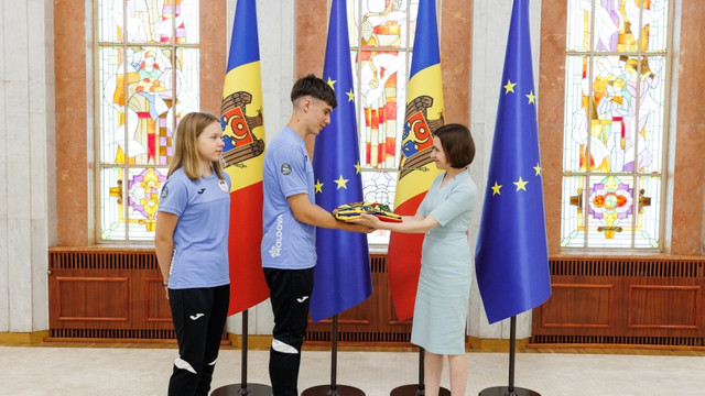 VIDEO | Maia Sandu a transmis Drapelul de stat sportivilor care reprezintă Moldova la Festivalul Olimpic al Tineretului din Europa 