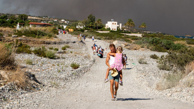Incendii devastoatoare în Grecia. Mii de turiști sunt evacuați de urgență din Rodos