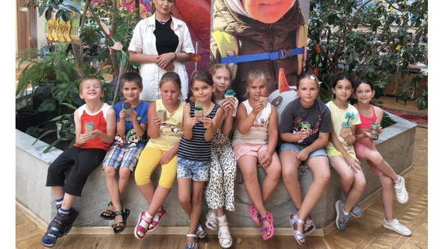 FOTO | Peste 200 de copiii refugiați din Ucraina frecventează un Centru de Dezvoltare la Teatrul de Păpuși „Licurici”
