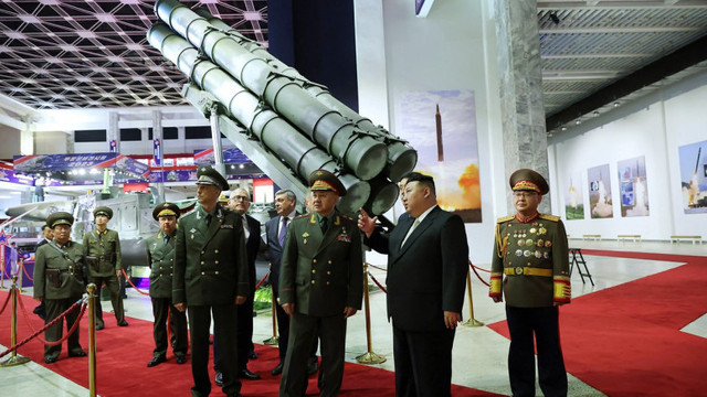 FOTO | Kim Jong Un l-a dus pe Șoigu la o expoziție de armament, unde s-a lăudat cu rachetele balistice interzise 

