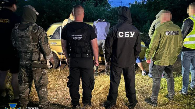 O rusoaică din regiunea Cernăuți a fost arestată sub acuzația că a ajutat bărbați ucraineni să scape de mobilizare. Femeia îi transporta pe fugari în România