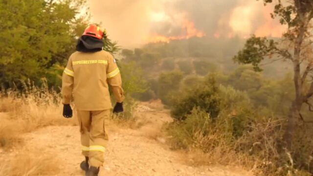 Incendiile din Grecia: Pompierii încep să controleze focarele