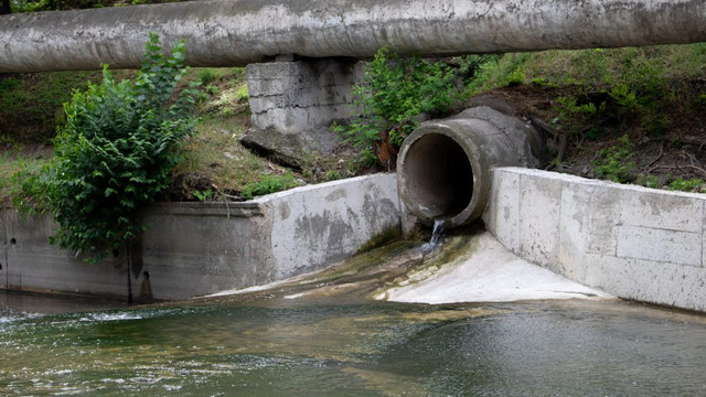 Raport: Doar 32,8% din moldoveni sunt conectați la un sistem public de canalizare