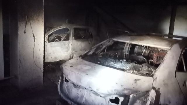 Trei automobile au ars într-o parcare subterană din capitală