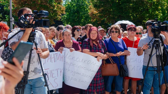 Simpatizanții fostului partid Șor au protestat la Comrat, cerând Adunării Populare să aprobe de urgență componența noului Comitet Executiv. Unii deputați locali cer respectarea normelor legale
