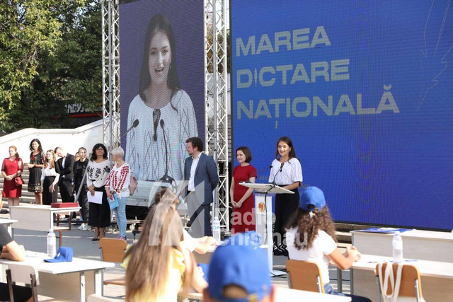 GALERIE FOTO | La Chișinău  a avut loc „Marea Dictare Națională”, un eveniment dedicat sărbătorii naționale „Limba Română”