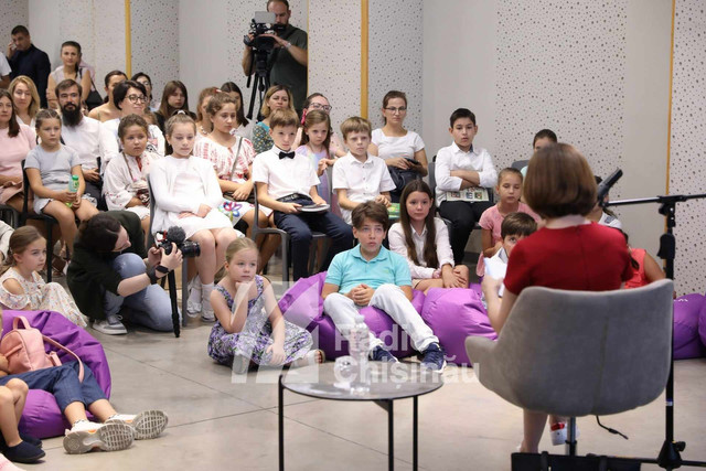 GALERIE FOTO | Maia Sandu a citit romanul „Micul Prinț” copiilor prezenți la Salonul Internațional de Carte „Bookfest Chișinău”