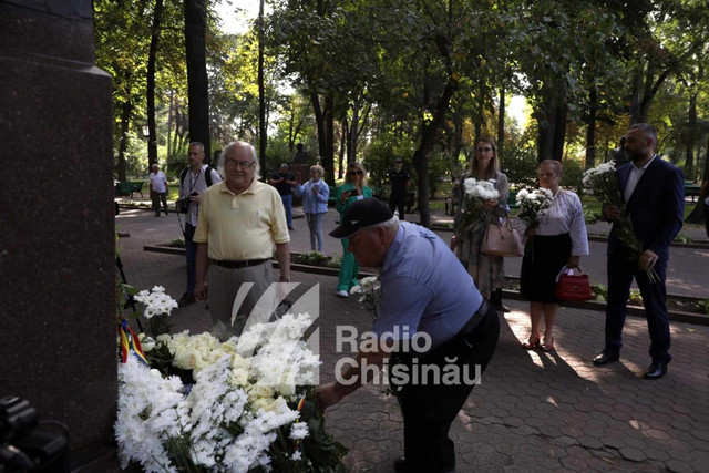 FOTO |  Scriitori, jurnaliști, oameni de cultură au depus flori pe Aleea Clasicilor, de Ziua Limbii Române 
